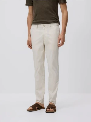 Reserved - Spodnie chino slim fit - złamana biel