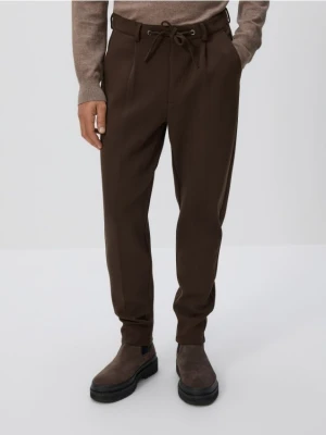 Reserved - Spodnie chino slim z kantem - brązowy