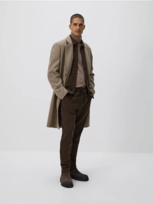 Reserved - Spodnie chino slim z kantem - brązowy