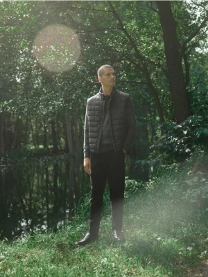 Reserved - Spodnie chino slim z kantem - czarny