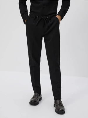 Reserved - Spodnie chino slim z kantem - czarny