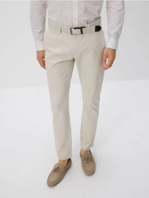 Reserved - Spodnie chino slim z paskiem - beżowy