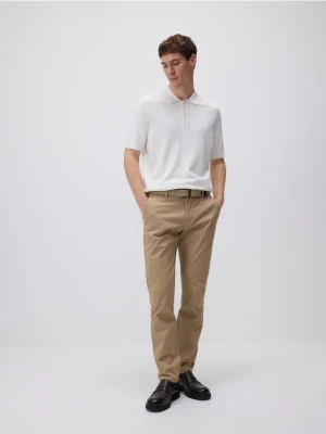 Reserved - Spodnie chino slim z paskiem - beżowy