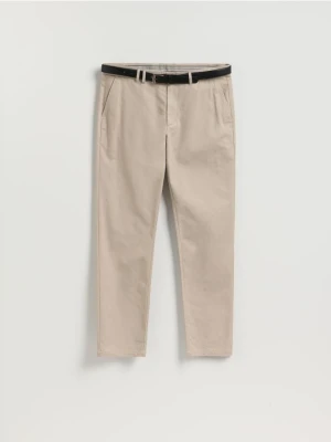 Reserved - Spodnie chino slim z paskiem - beżowy