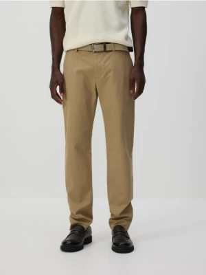 Reserved - Spodnie chino slim z paskiem - beżowy
