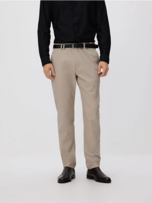 Reserved - Spodnie chino slim z paskiem - beżowy