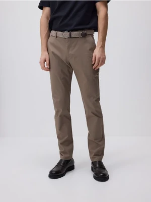 Reserved - Spodnie chino slim z paskiem - brązowy