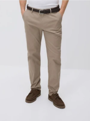 Reserved - Spodnie chino slim z paskiem - brązowy