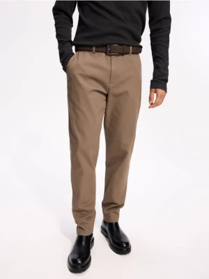 Reserved - Spodnie chino slim z paskiem - brązowy