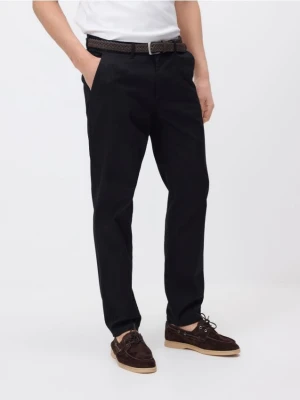 Reserved - Spodnie chino slim z paskiem - czarny