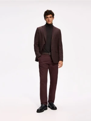 Reserved - Spodnie chino slim z paskiem - mahoniowy