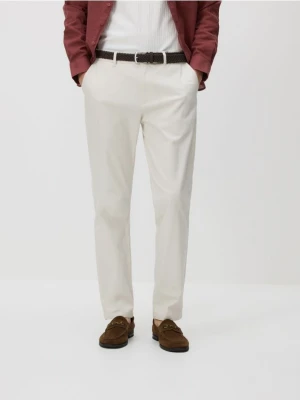 Reserved - Spodnie chino slim z paskiem - złamana biel