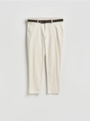 Reserved - Spodnie chino slim z paskiem - złamana biel