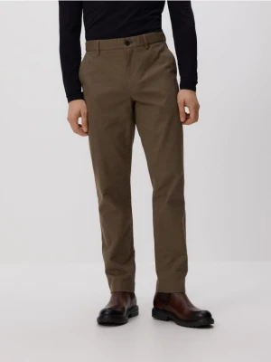 Reserved - Spodnie chino slim z regulacją w pasie - ciemnozielony