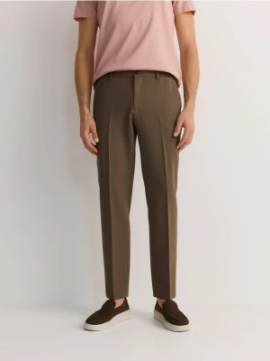 Reserved - Spodnie chino slim z wiskozą - brązowy