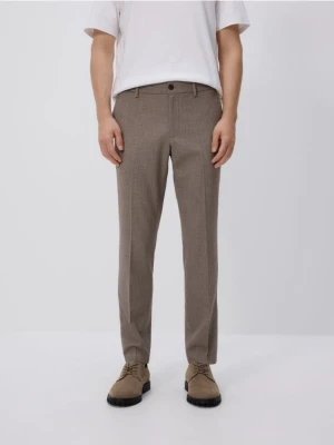 Reserved - Spodnie chino slim z wiskozą - brązowy