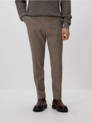 Reserved - Spodnie chino slim z wiskozą - brązowy