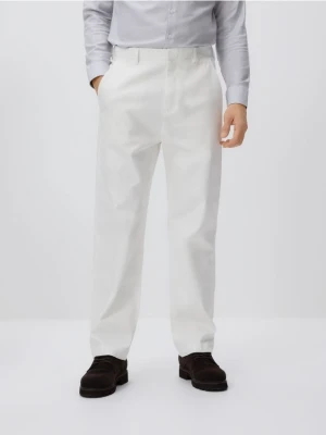 Reserved - Spodnie chino straight - biały