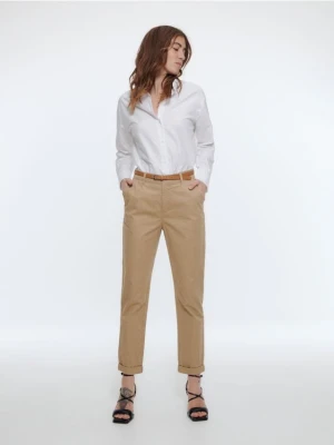 Reserved - Spodnie chino z paskiem - beżowy
