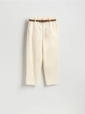 Reserved - Spodnie chino z paskiem - kremowy