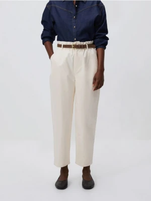 Reserved - Spodnie chino z paskiem - kremowy