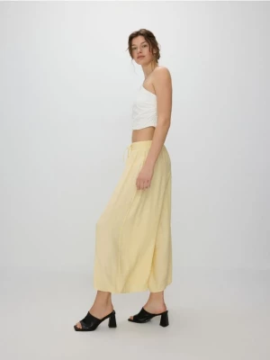 Reserved - Spodnie culotte z wiskozą - jasnożółty