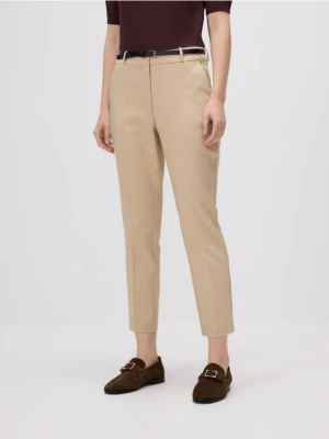 Reserved - Spodnie cygaretki z paskiem - beżowy
