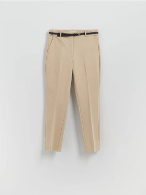 Reserved - Spodnie cygaretki z paskiem - beżowy
