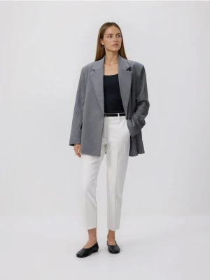 Reserved - Spodnie cygaretki z paskiem - biały