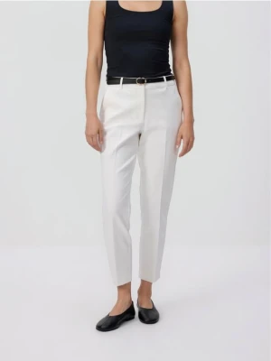 Reserved - Spodnie cygaretki z paskiem - biały