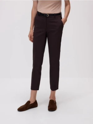 Reserved - Spodnie cygaretki z paskiem - ciemnobrązowy