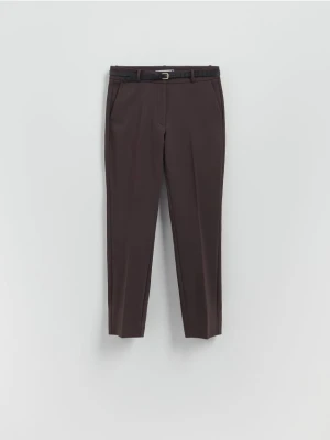 Reserved - Spodnie cygaretki z paskiem - ciemnobrązowy