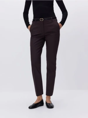 Reserved - Spodnie cygaretki z paskiem - ciemnobrązowy