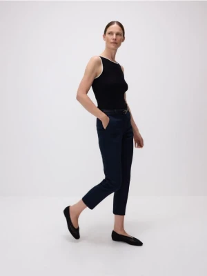 Reserved - Spodnie cygaretki z paskiem - granatowy