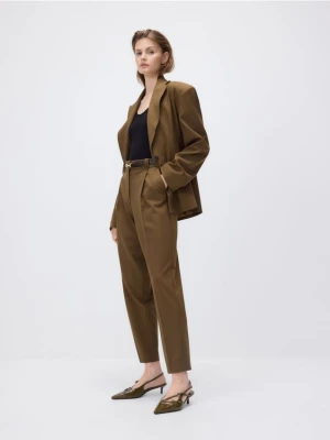 Reserved - Spodnie cygaretki z paskiem - warm olive