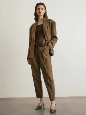 Reserved - Spodnie cygaretki z paskiem - warm olive