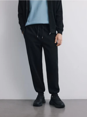 Reserved - Spodnie dresowe comfort fit - czarny
