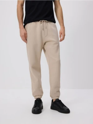 Reserved - Spodnie dresowe regular fit - beżowy