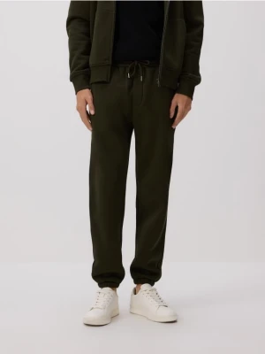 Reserved - Spodnie dresowe regular fit - ciemnozielony