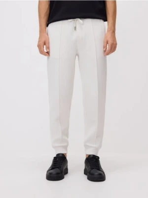 Reserved - Spodnie dresowe slim fit - złamana biel