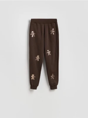 Reserved - Spodnie dresowe z aplikacjami - ciemnobrązowy