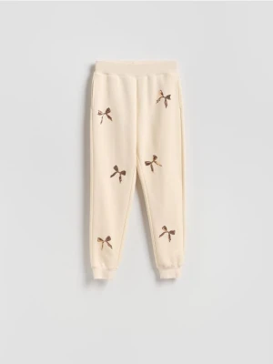 Reserved - Spodnie dresowe z aplikacjami - złamana biel