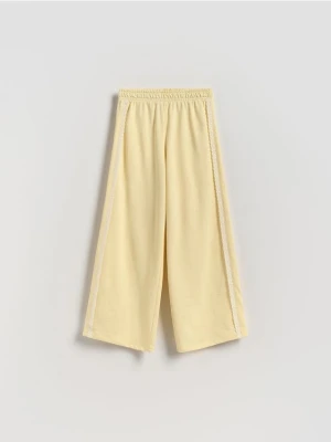 Reserved - Spodnie dresowe z ażurowymi wstawkami - jasnożółty