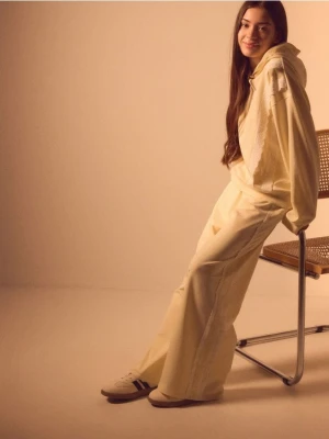 Reserved - Spodnie dresowe z ażurowymi wstawkami - jasnożółty