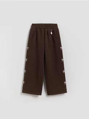 Reserved - Spodnie dresowe z brelokiem - ciemnobrązowy