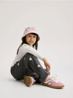 Reserved - Spodnie dresowe z brelokiem - ciemnoszary