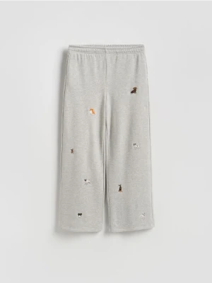 Reserved - Spodnie dresowe z haftem - jasnoszary