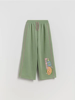 Reserved - Spodnie dresowe z nadrukiem Boffie & Poko - jasnozielony