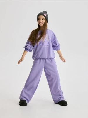 Reserved - Spodnie dresowe z nadrukiem - fioletowy