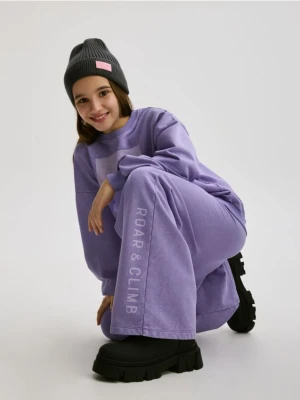 Reserved - Spodnie dresowe z nadrukiem - fioletowy